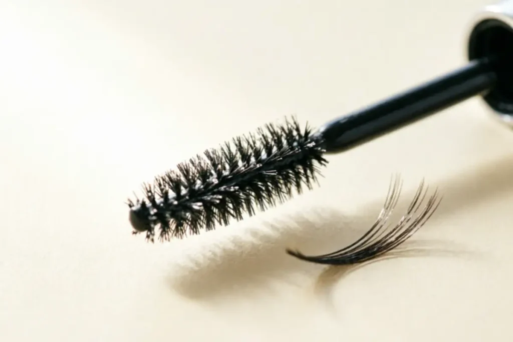 Put on Mascara Without Making Lashes Look Heavy